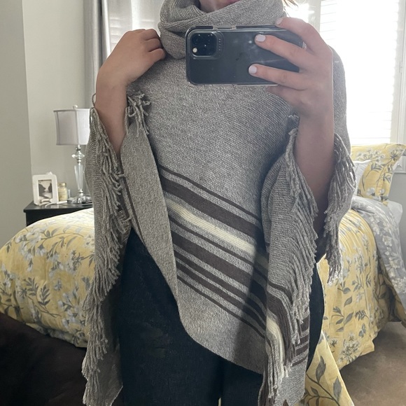 Roots Poncho - Picture 3 of 5